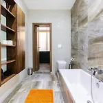 Large 3 Bedroom Apartment *
