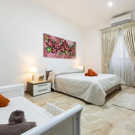 Large 3 Bedroom Appartement *