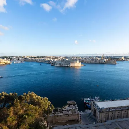 Large 3 Bedroom Appartement