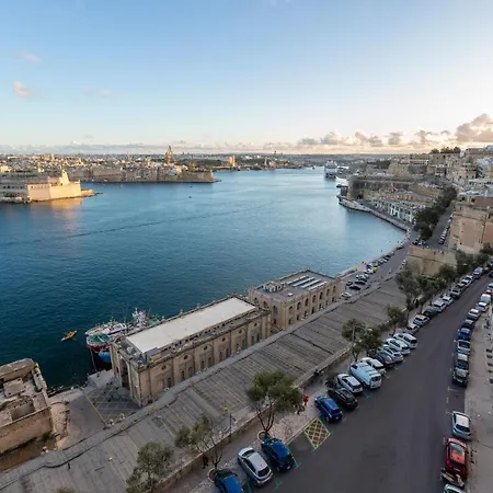 Large 3 Bedroom Appartement *