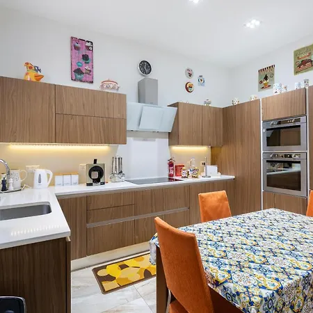 Large 3 Bedroom Apartamento