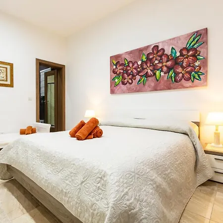 Large 3 Bedroom Apartament *