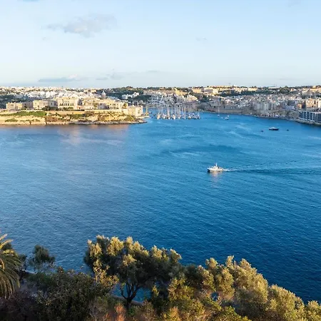 Large 3 Bedroom Apartament
