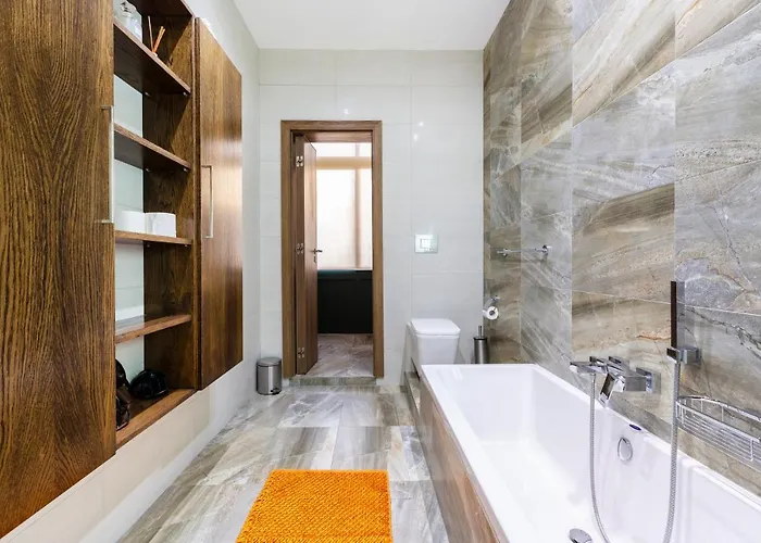 Large 3 Bedroom Appartamento *